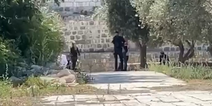 Izraelci pod zaštitom policije upali u prostor džamije Al-Aqsa u okupiranom Jerusalemu Izraelci pod zaštitom policije upali u prostor džamije Al-Aqsa u okupiranom Jerusalemu