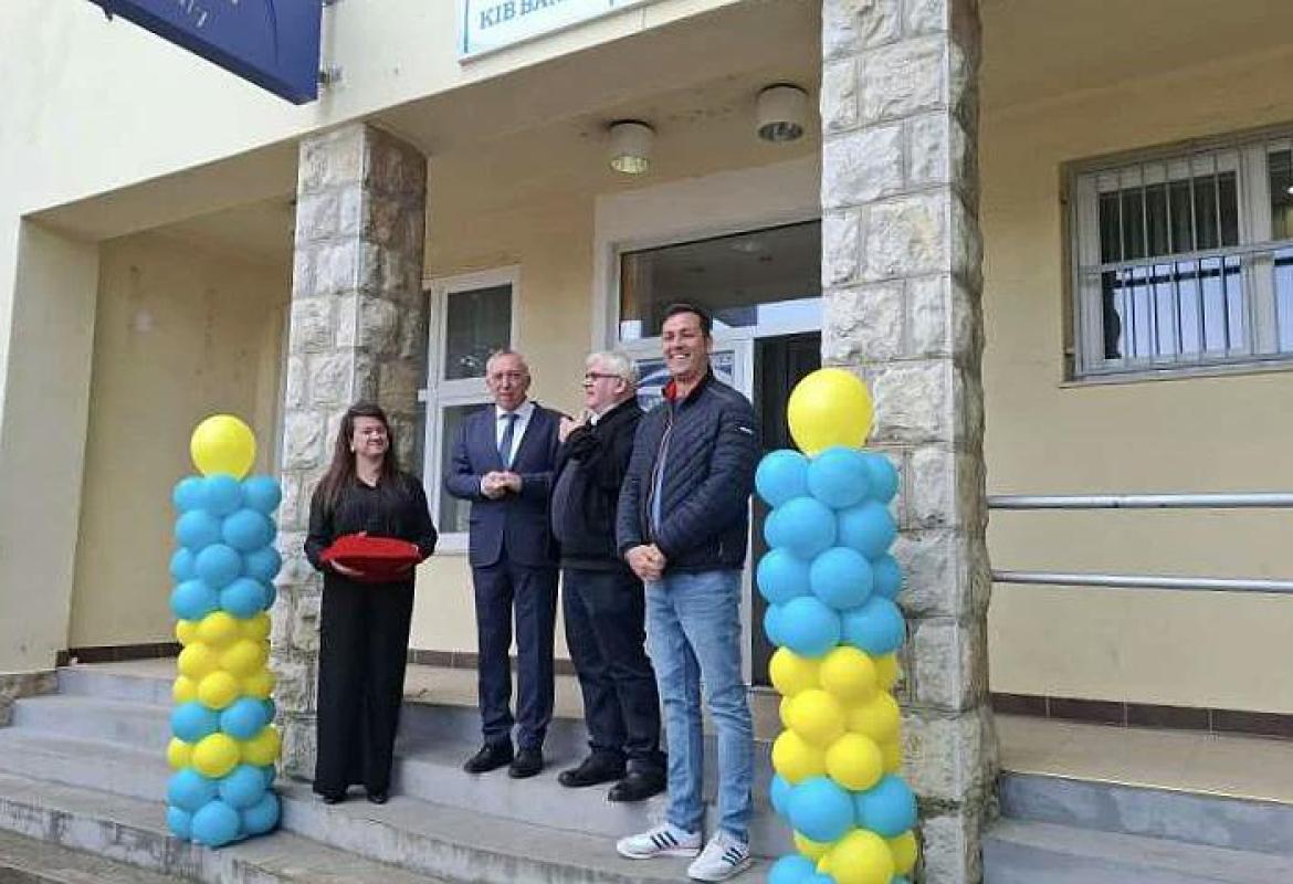 Bosanski Petrovac nakon dvije godine ponovo ima banku: “Žalosno je da u 2025. slavimo otvaranje šaltera” Bosanski Petrovac nakon dvije godine ponovo ima banku: “Žalosno je da u 2025. slavimo otvaranje šaltera”