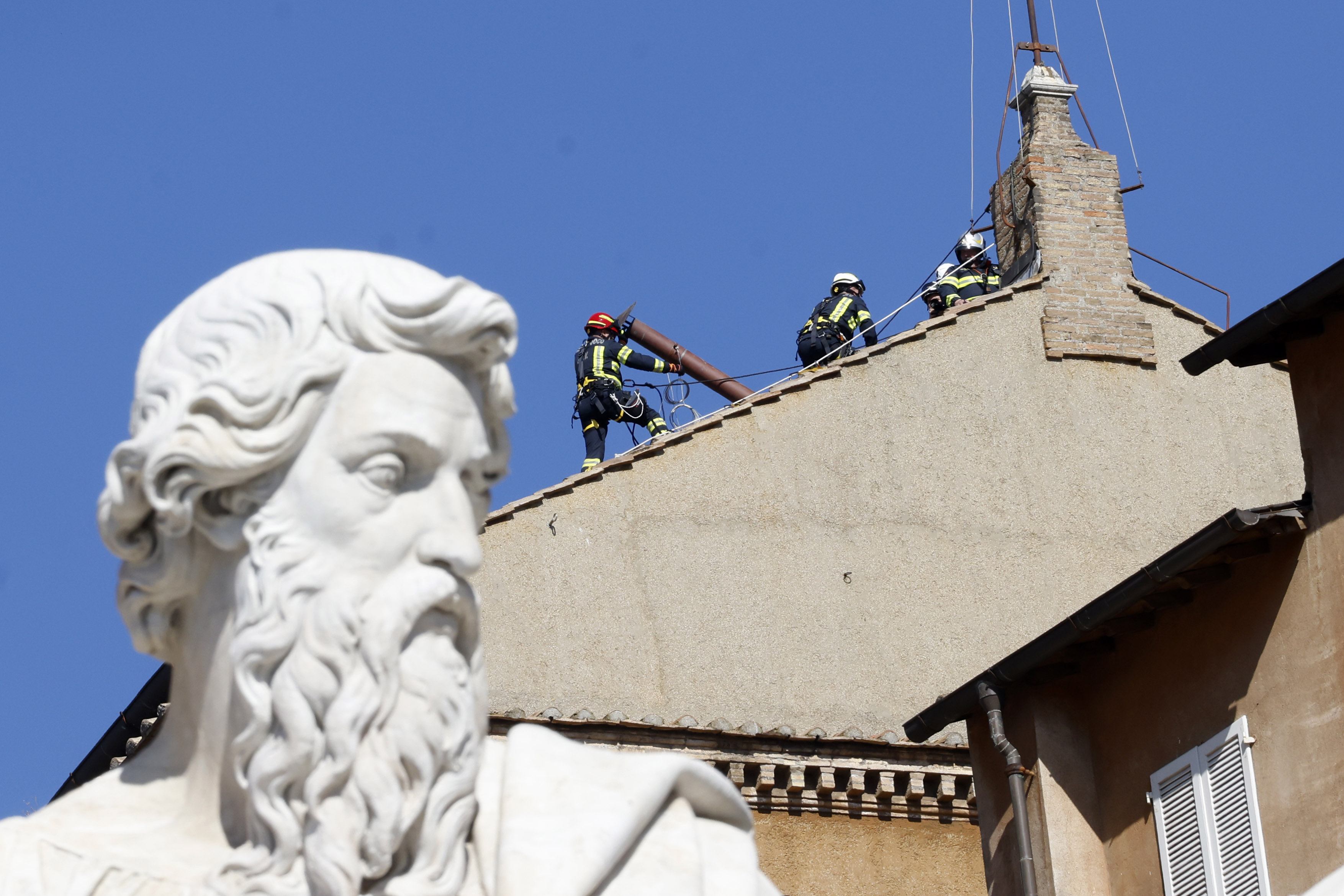Postavljen dimnjak na krovu Sikstinske kapele, završene tehničke pripreme za konklavu i izbor novog pape Postavljen dimnjak na krovu Sikstinske kapele, završene tehničke pripreme za konklavu i izbor novog pape