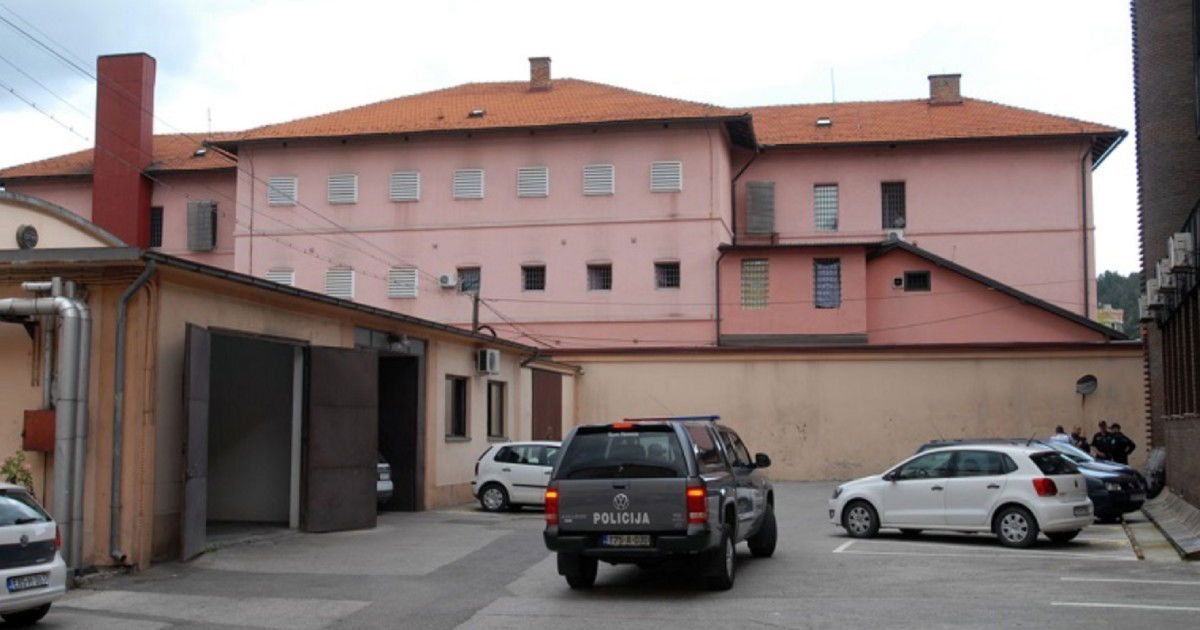 Pritvorenik koji je jučer izvršio samoubistvo u KPZ Tuzla bio je osumnjičen za provalu u pet džamija Pritvorenik koji je jučer izvršio samoubistvo u KPZ Tuzla bio je osumnjičen za provalu u pet džamija