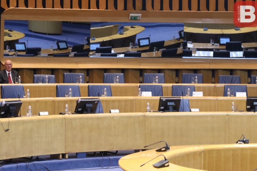 IAKO SU DELEGATI IZ SNSD-a ODLUČILI PRISUSTVOVATI SAMO REDOVNIM SJEDNICAMA DOMA NARODA: Nova hitna... IAKO SU DELEGATI IZ SNSD-a ODLUČILI PRISUSTVOVATI SAMO REDOVNIM SJEDNICAMA DOMA NARODA: Nova hitna...