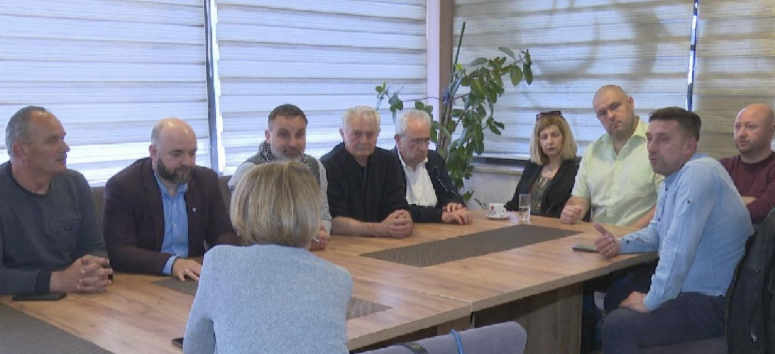 Članovi DF-a iz Bihaća i Cazina najavili izlazak iz stranke zbog nezadovoljstva radom rukovodstva Članovi DF-a iz Bihaća i Cazina najavili izlazak iz stranke zbog nezadovoljstva radom rukovodstva