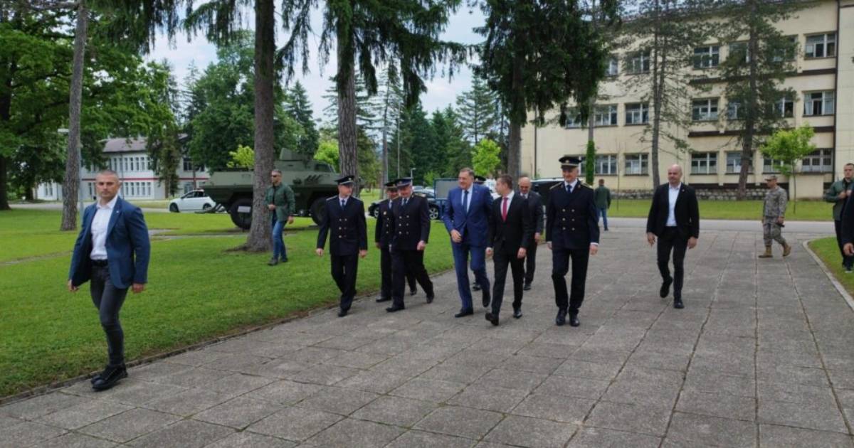 Uprkos zabrani: Dodik, Višković i Stevandić došli u kasarnu OSBiH, dočekao ih Helezov zamjenik Uprkos zabrani: Dodik, Višković i Stevandić došli u kasarnu OSBiH, dočekao ih Helezov zamjenik
