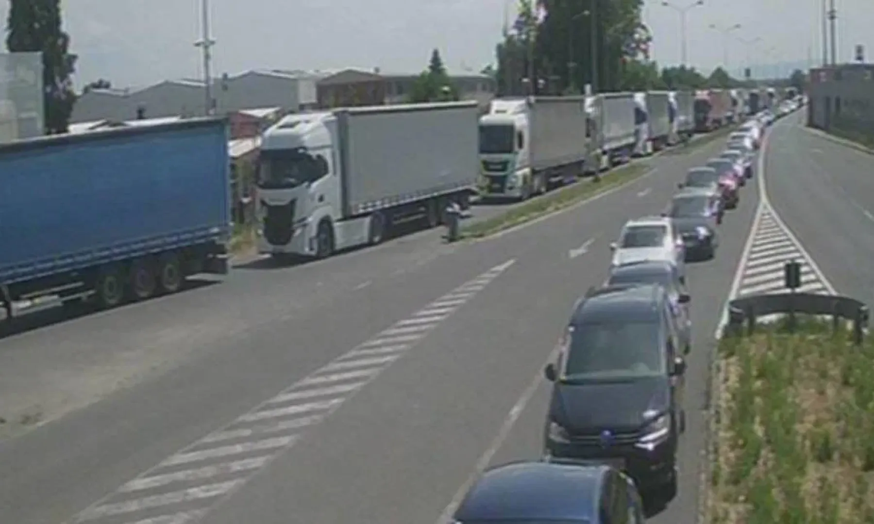 Duge kolone na granicama: Najveće gužve na prelazima Izačić, Velika Kladu&scaron;a i Ora&scaron;je