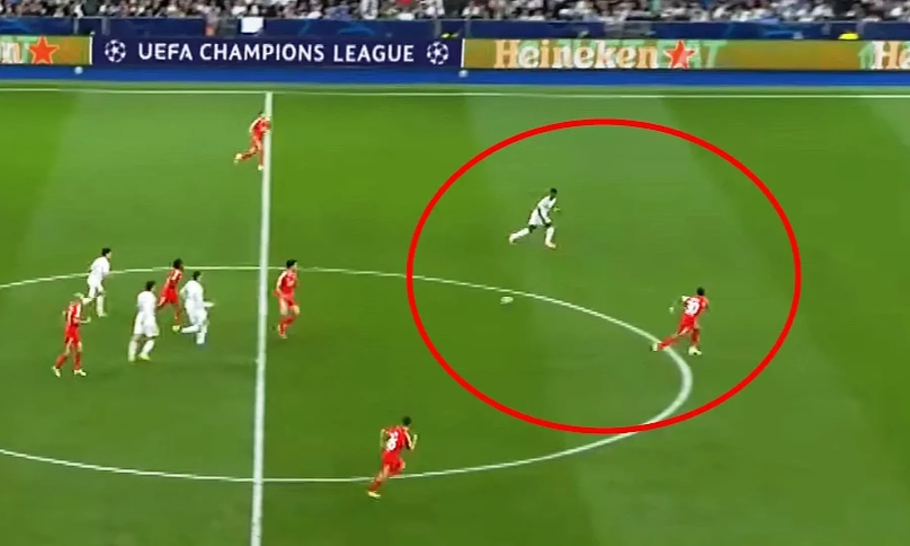 Pogledajte kako se Vinicius "osvetio" Otamendiju zbog provokacije tetovažama