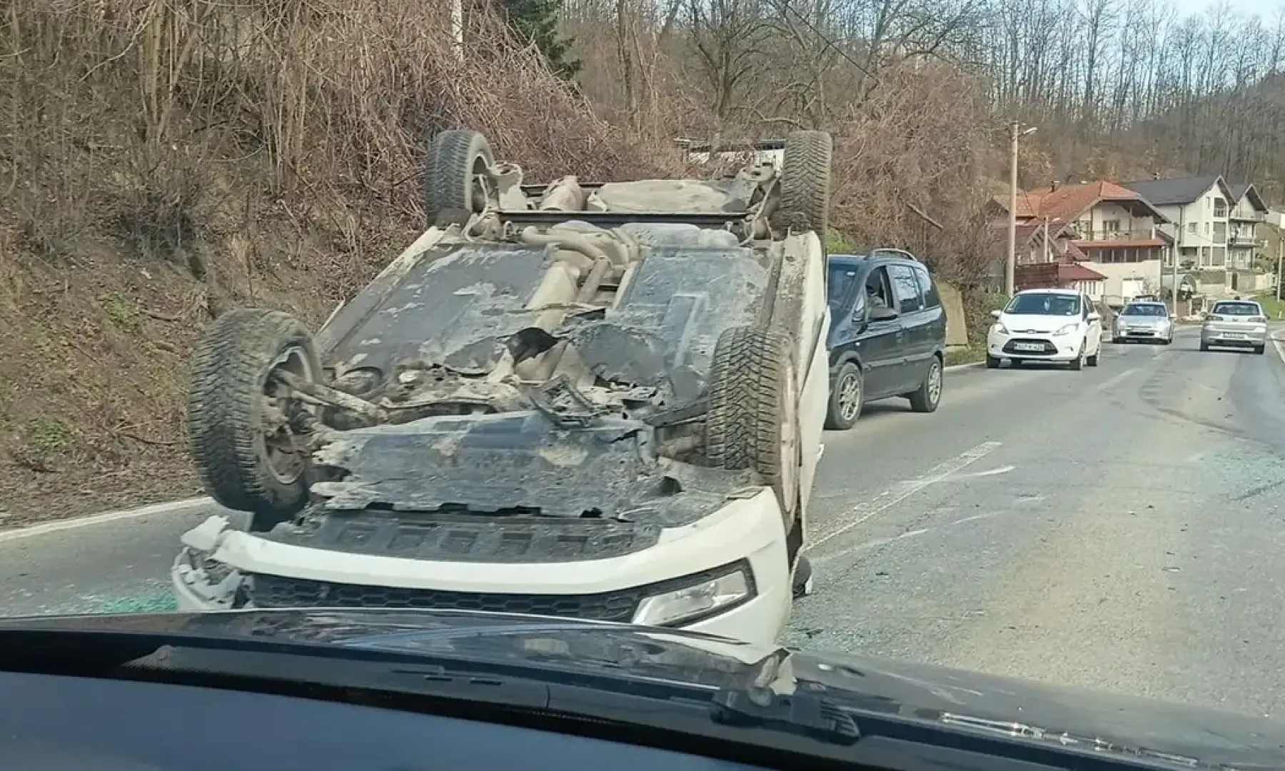 Saobraćajna nesreća na magistrali: Automobil se prevrnuo, ima te&scaron;ko povrijeđenih