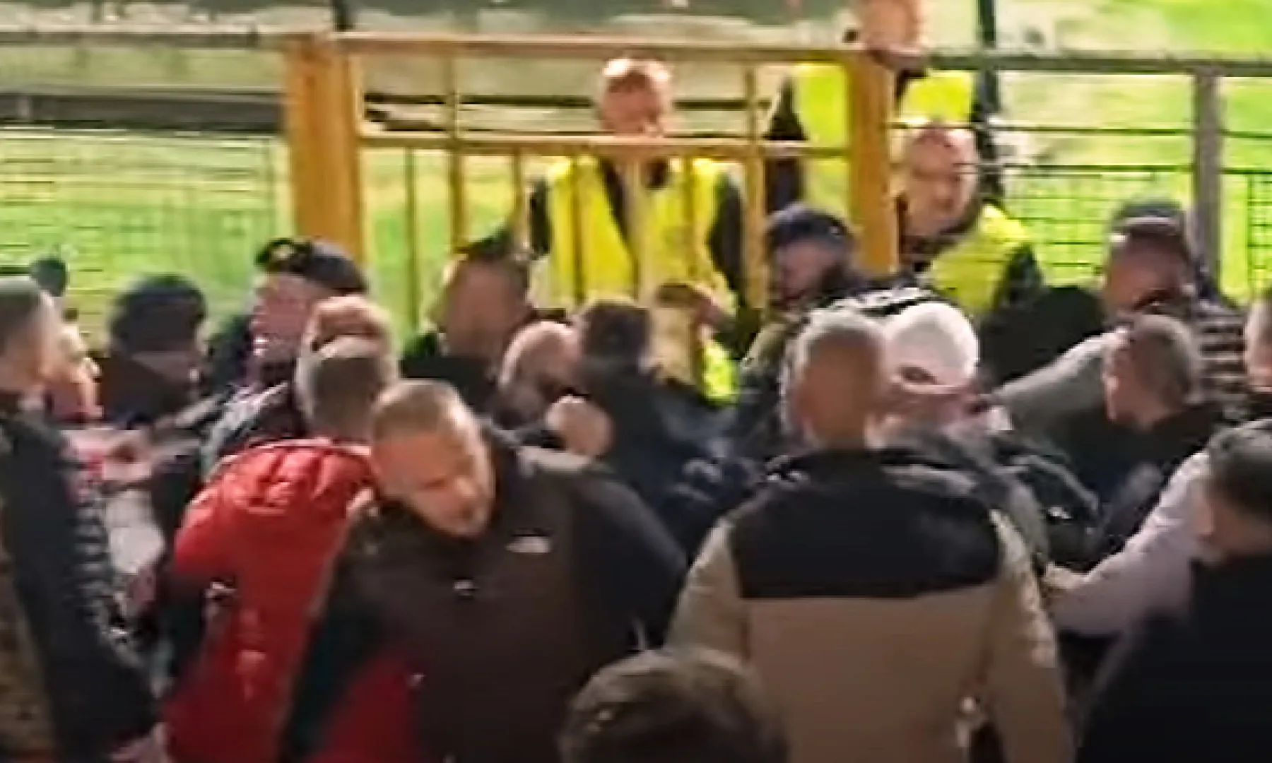 Užasne scene obilježile duel u Zenici, navijač krvave glave želio se obračunati s redarima