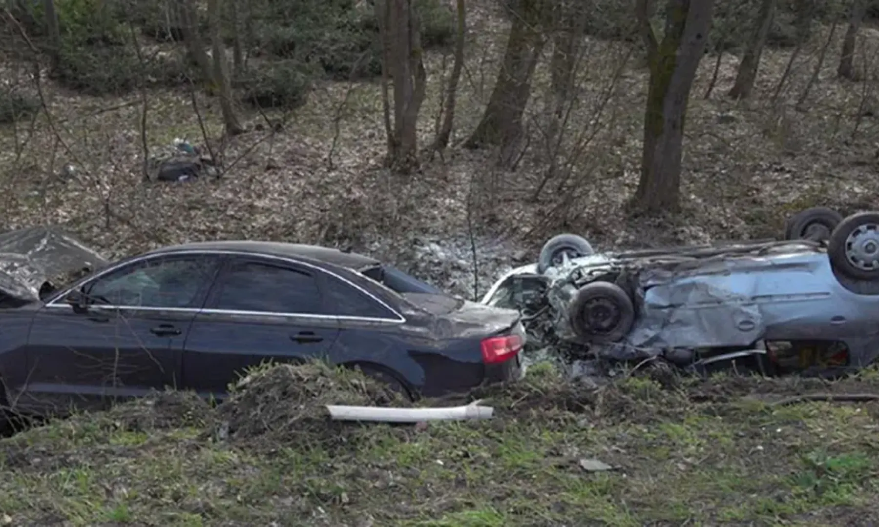 Težak sudar dva automobila, oba su zavr&scaron;ila u jarku, jedan se i prevrnuo. Ima povrijeđenih (VIDEO)