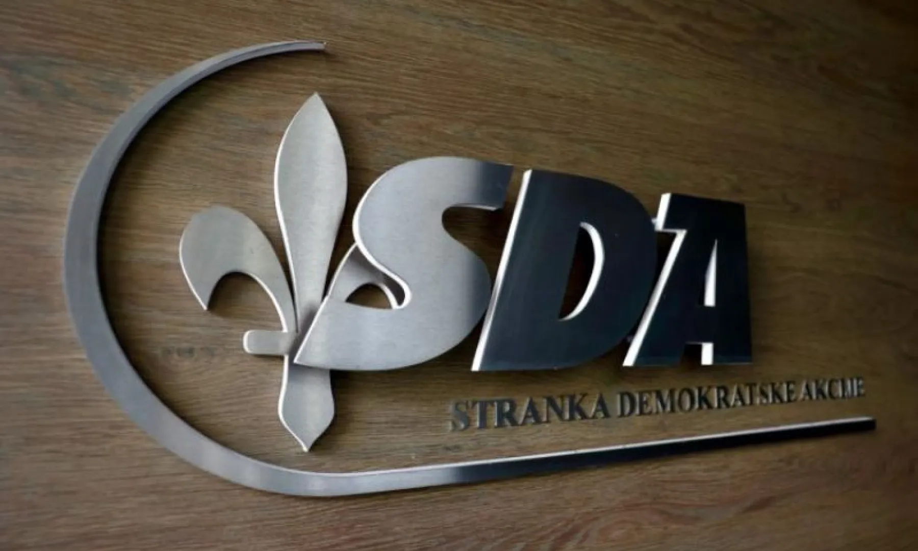 SDA: Umjesto da spa&scaron;ava BHRT, vlast nagrađuje partijsku FTV i islamofobnu TV HZHB