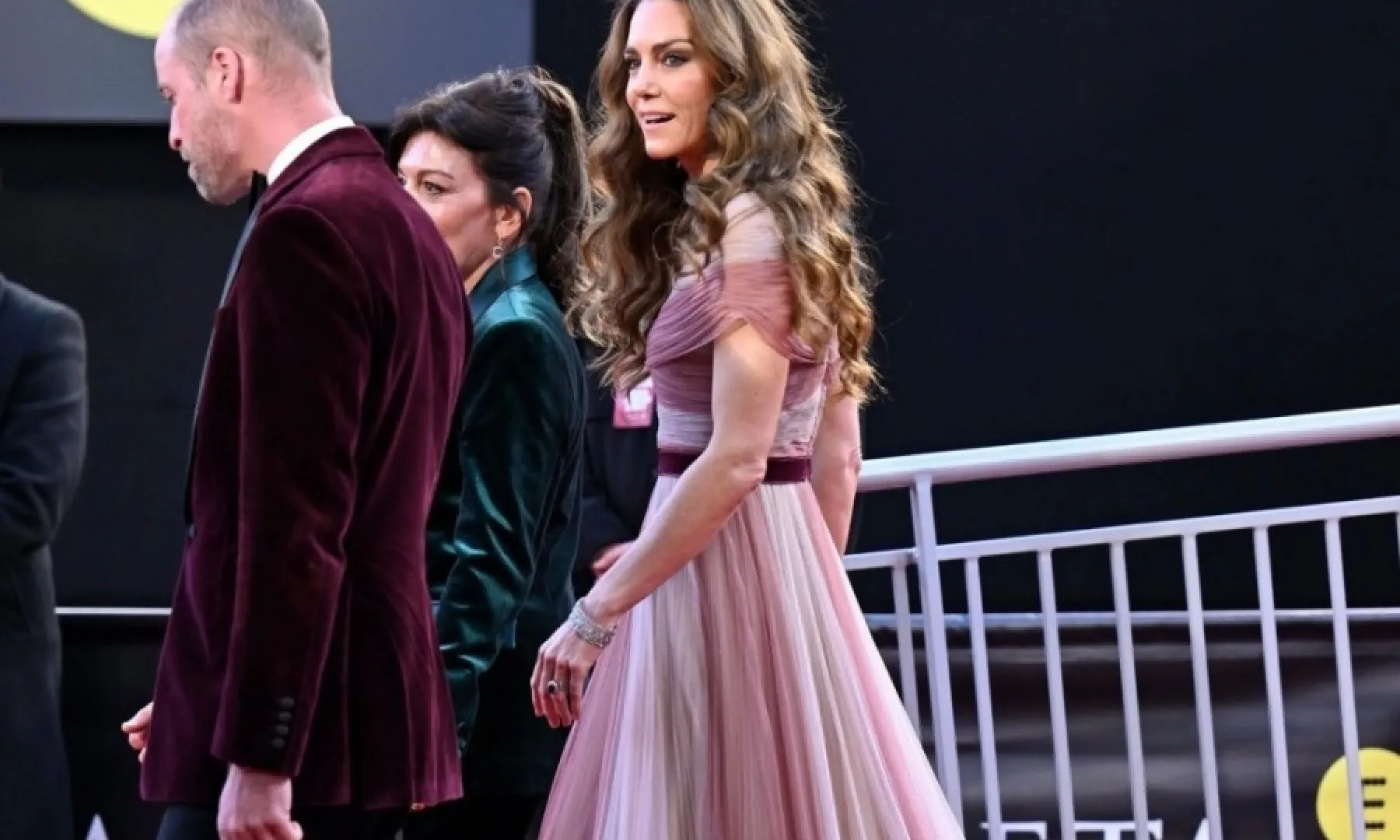 IGRA GLUHIH TELEFONA: Kate Middleton i princ William potpuno izignorisali neugodno pitanje na crvenom tepihu