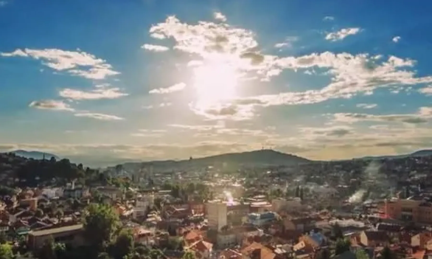 
                                    Sunčano uz malu do umjerenu oblačnost                                