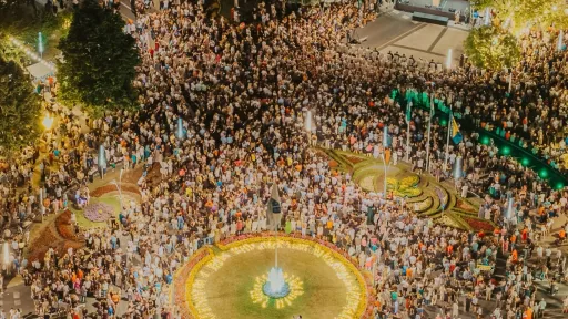 Hiljade građana uživale u koncertu Enesa Begovića povodom Dana grada Cazina