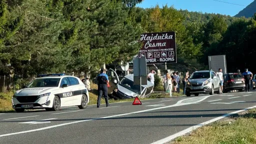 Te&scaron;ka saobraćajna nesreća kod Bihaća: Putničko vozilo sletjelo s kolovoza, saobraćaj otežan
