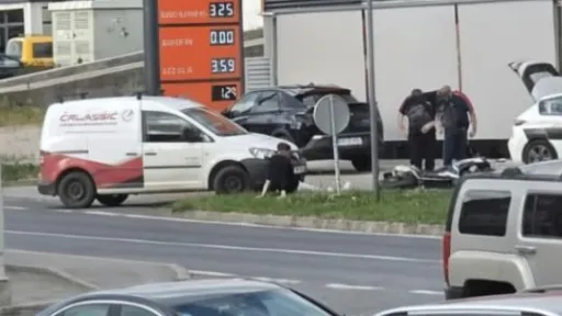 Saobraćajna nesreća u Cazinu: motorista i jedno motorno vozilo, policijski službenici obavljaju uviđaj