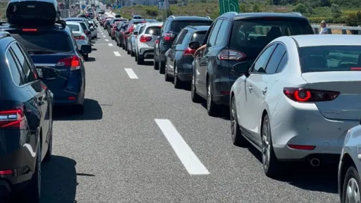Na graničnom prijelazu Izačić zabilježene duže kolone putničkih vozila, zadržavanja do 30 minuta na ostalim prijelazima
