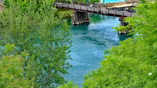 Završena izgradnja novih hrastovih mostova preko rijeke Une u turističkoj jezgri Bihaća