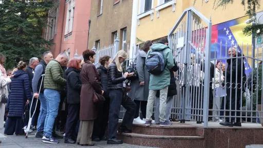 Ispred Ambasade Republike Srbije u Sarajevu primjetni su redovi tokom glasanja na 27 biračkih mjesta u BiH