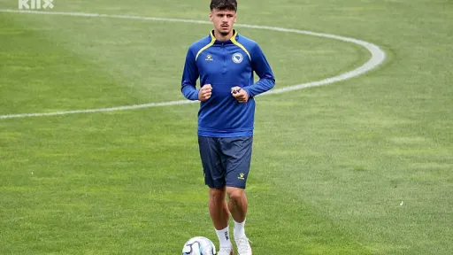 Nogometna reprezentacija BiH trenirala na Grbavici uz prisustvo predsjednika Zeljkovića, Alajbegović se vratio treninzima