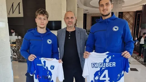 Faruk Smajlović iz FK Guber uručio dresove bh. reprezentativcima Zinedinu Smajloviću i Esmiru Bajraktareviću tokom okupljanja