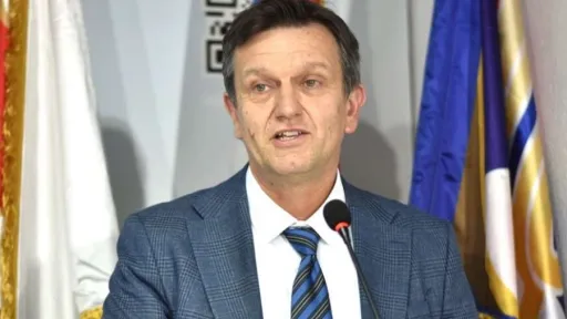 PUKLO U SDS-u, PET ODBORNIKA UDARILO NA BLANU&Scaron;U: Traže poni&scaron;tenje odluke o izbacivanju Ljubi&scaron;e Petrovića, a onda su mu poručili&hellip;
