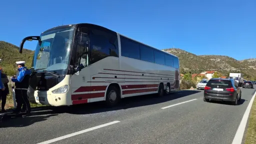 Autobus na ekskurziji sudario se s teretnim vozilom na M-17 u Žitomislićima, Hercegovina.info navodi da je jedna osoba povrijeđena