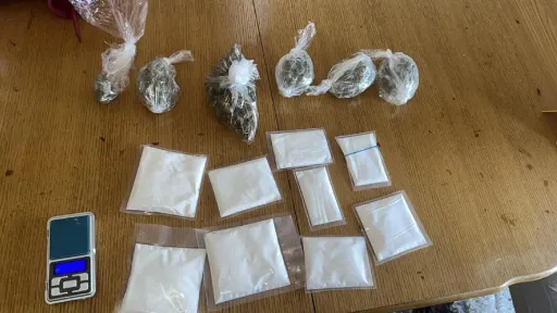 Uhap&scaron;en S.M. (1991) iz Gradačca, Uprava policije MUP-a TK zaplijenila oko 2,5 kilograma droge i veći iznos novca