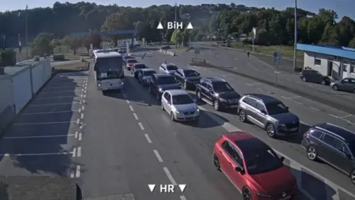 Na graničnom prelazu Velika Kladu&scaron;a zabilježena duga kolona putničkih vozila, dok na ostalim prelazima zadržavanja traju do 30 minuta