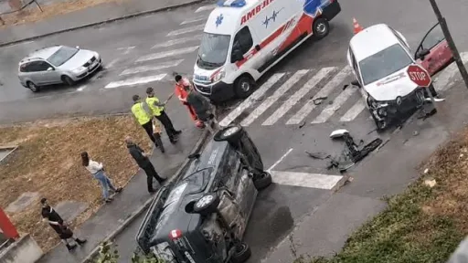 Te&scaron;ka saobraćajna nesreća u Bihaću, jedno vozilo se prevrnulo, nema informacija o povrijeđenima