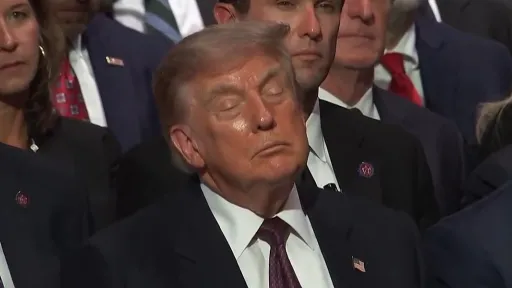 Donald Trump viđen kako spu&scaron;ta glavu tokom sahrane Lindseyja Grahama, Bijela kuća negira da je spavao
