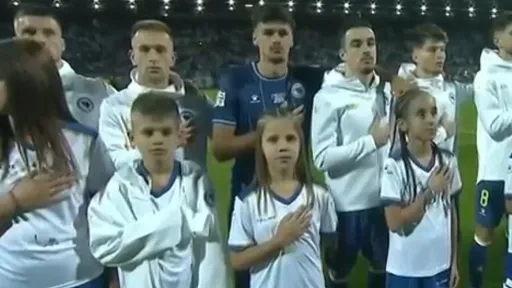 Kerim Alajbegović, igrač Juventusa, obukao Daniju Džeku trenerku reprezentacije BiH uoči utakmice u Zenici