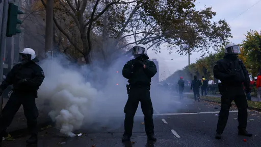 Desetine hiljada mladih protestovalo u Njemačkoj, u Kelnu korišteni vodeni topovi