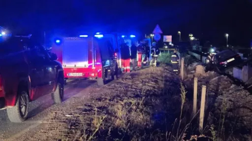 Automobil izletio s ceste i zavr&scaron;io na betonskoj ogradi, dvije osobe povrijeđene