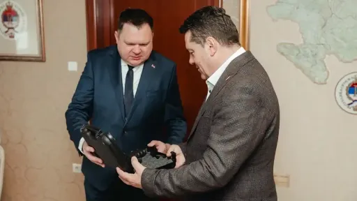 Ministar MUP-a RS Željko Budimir uručio predsjedniku NS RS Nenadu Stevandiću 'Glock 19' kao znak zahvalnosti