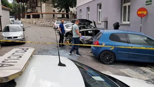 Dva automobila izgorjela u Sarajevu, policija istražuje uzrok požara