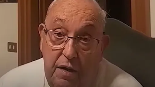 Vatikan objavio do sada neviđeni snimak pape Franje: Neformalna odjeća i emotivna poruka Vatikan objavio do sada neviđeni snimak pape Franje: Neformalna odjeća i emotivna poruka