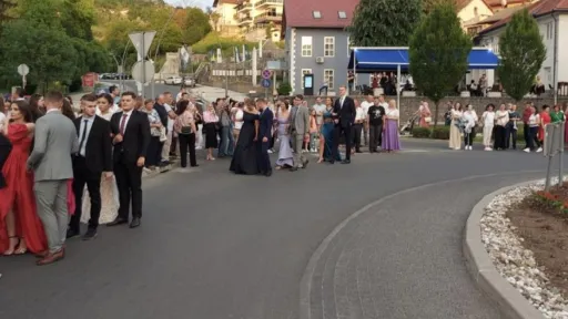 Noć uspomena: Maturanti I srednje škole Cazin večeras defiliraju gradom Noć uspomena: Maturanti I srednje škole Cazin večeras defiliraju gradom