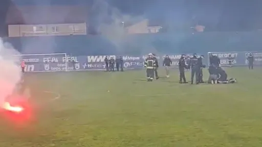 Incident po završetku Kupa BiH: Navijač utrčao na teren s bakljom, policija to brzo riješila Incident po završetku Kupa BiH: Navijač utrčao na teren s bakljom, policija to brzo riješila