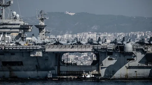 Po drugi put u sedam dana: Američki avion F-18 pao s piste nosača aviona Po drugi put u sedam dana: Američki avion F-18 pao s piste nosača aviona