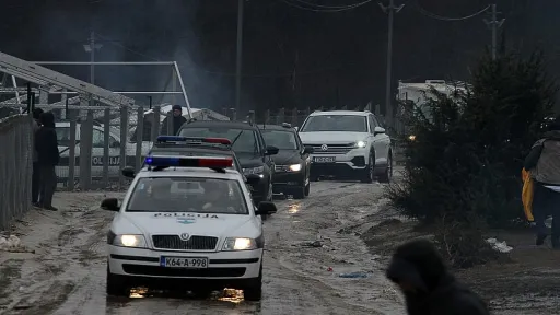 U migrantskom kampu Lipa izbila masovna tučnjava, nožem ubijena jedna osoba U migrantskom kampu Lipa izbila masovna tučnjava, nožem ubijena jedna osoba