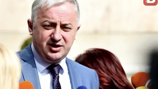 "SNSD NA OVO NIJE NAVIKAO...!": Borenović otkrio zašto je došlo danas do sukoba u Parlamentu BiH "SNSD NA OVO NIJE NAVIKAO...!": Borenović otkrio zašto je došlo danas do sukoba u Parlamentu BiH
