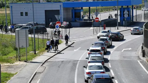 Dugačke kolone vozila na nekoliko graničnih prijelaza Dugačke kolone vozila na nekoliko graničnih prijelaza