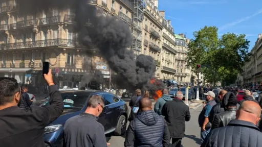 HAOS U PARIZU: Velike gužve u saobraćaju, nasovni protesti širom Francuske zbog... (VIDEO) HAOS U PARIZU: Velike gužve u saobraćaju, nasovni protesti širom Francuske zbog... (VIDEO)