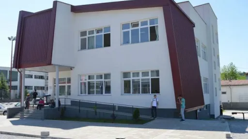 Krađe tokom časova tjelesnog odgoja u Drugoj srednjoj školi u Cazinu: Učenici traže reakciju škole Krađe tokom časova tjelesnog odgoja u Drugoj srednjoj školi u Cazinu: Učenici traže reakciju škole
