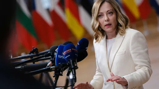 GNUSNO, SKANDALOZNO, ODVRATNO: Vučićev "Informer" italijansku premijerku predstavio kao seksualni objekt! GNUSNO, SKANDALOZNO, ODVRATNO: Vučićev "Informer" italijansku premijerku predstavio kao seksualni objekt!