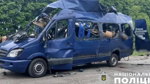 Rusija nakon pregovora nastavila krvavi pir: Dronovima napadnut putnički kombi u Ukrajini, poginulo devet civila Rusija nakon pregovora nastavila krvavi pir: Dronovima napadnut putnički kombi u Ukrajini, poginulo devet civila