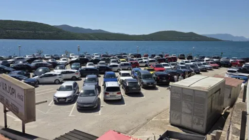 Brojni turisti u Neumu, u moru pronašli osvježenje Brojni turisti u Neumu, u moru pronašli osvježenje