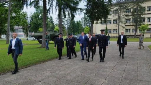 Uprkos zabrani: Dodik, Višković i Stevandić došli u kasarnu OSBiH, dočekao ih Helezov zamjenik Uprkos zabrani: Dodik, Višković i Stevandić došli u kasarnu OSBiH, dočekao ih Helezov zamjenik