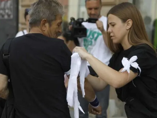 Mladi u Sarajevu poručili: Žrtve Prijedora ne smiju biti zaboravljene na Danu bijelih traka