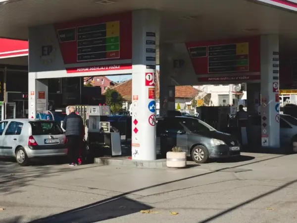 
                                    Od ponoći u Crnoj Gori poskupljuje gorivo                                