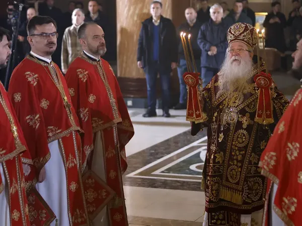 Poruke mira, nade i zajedni&scaron;tva: Služena božićna liturgija u Sabornoj crkvi u Sarajevu